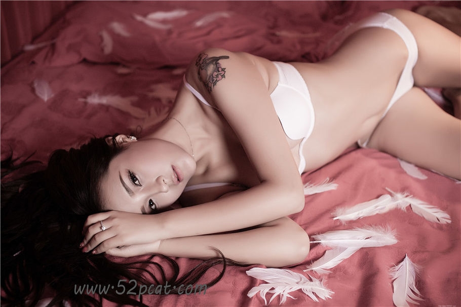 90后长发美女内衣写真图片