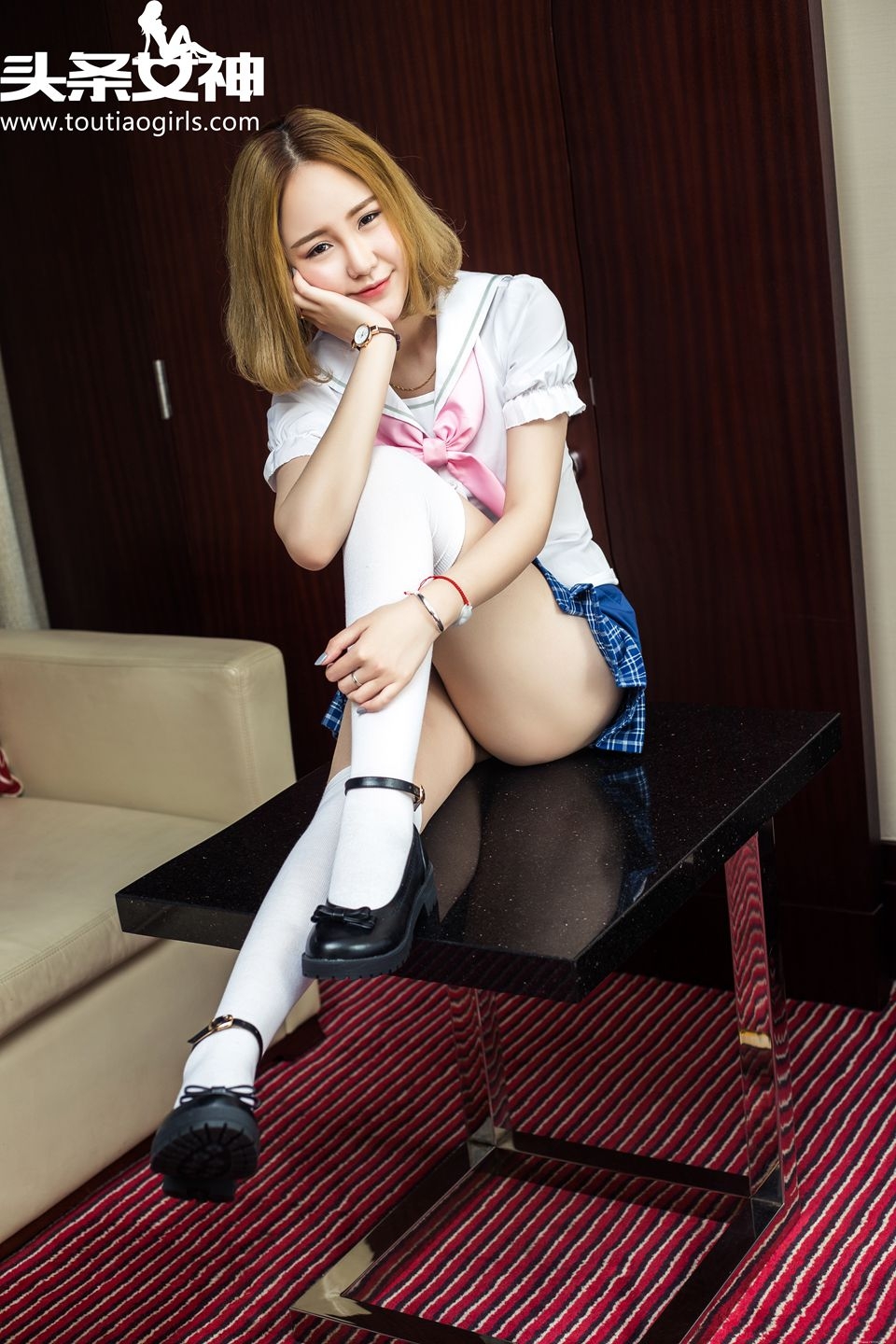 性感童颜巨胸长腿翘臀美女学生制服装图片