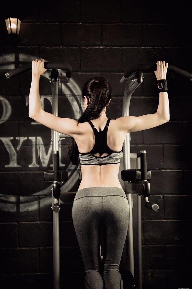 大胸性感女郎健身房香汗淋漓诱惑图片