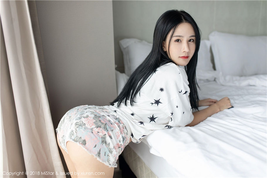 甜美女生小沫琳诱惑内衣美乳私房写真