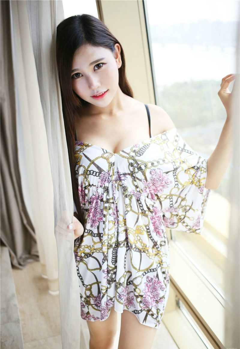 清秀性感妹妹Milk楚楚养眼气质白嫩诱人生活照