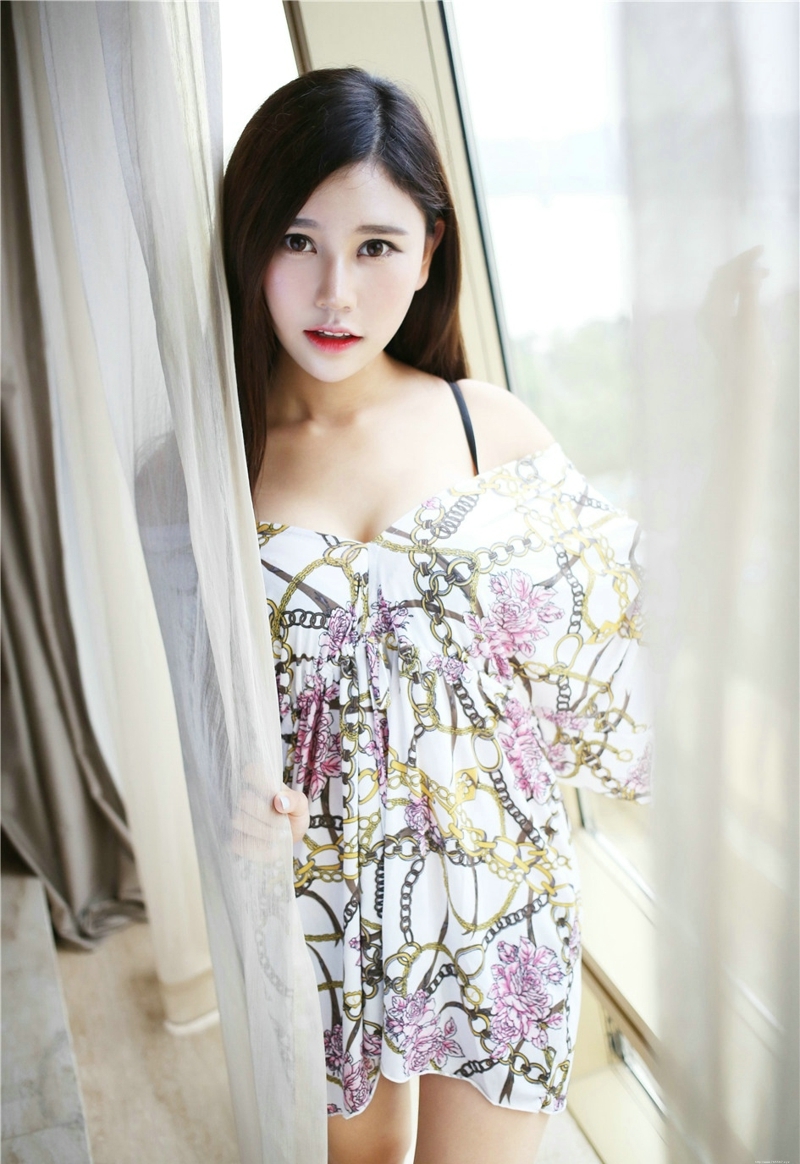 清秀性感妹妹Milk楚楚养眼气质白嫩诱人生活照