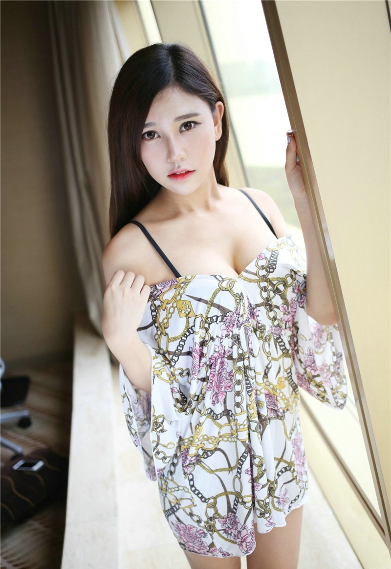 清秀性感妹妹Milk楚楚养眼气质白嫩诱人生活照