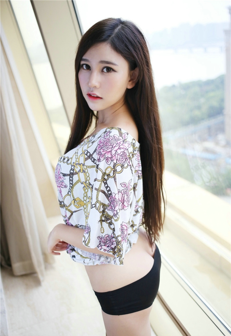 清秀性感妹妹Milk楚楚养眼气质白嫩诱人生活照