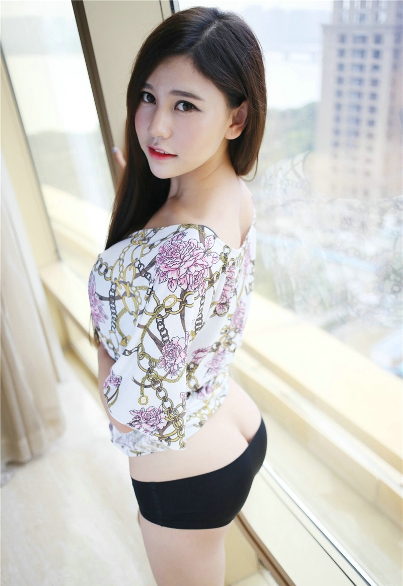 清秀性感妹妹Milk楚楚养眼气质白嫩诱人生活照