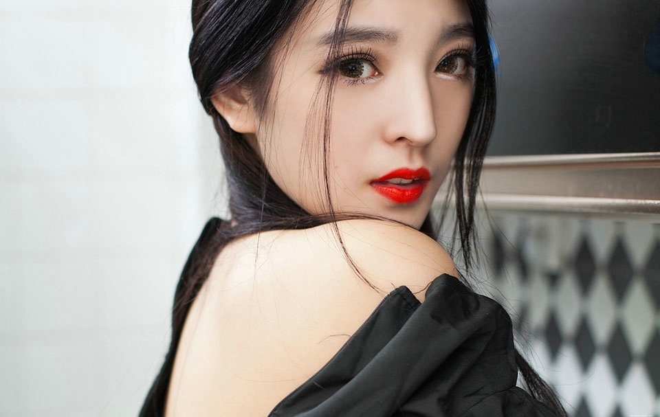 酥胸美女性感白嫩美背诱惑撩人