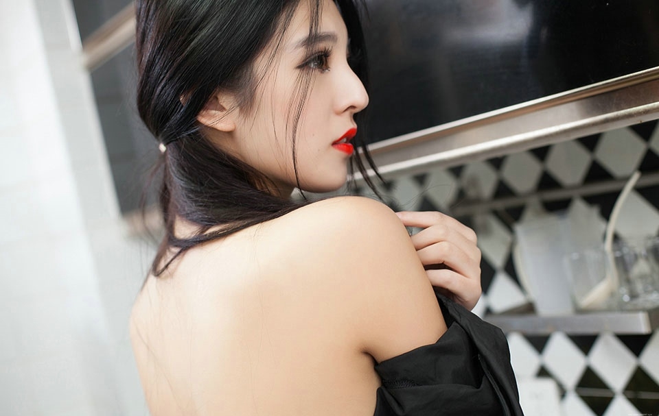 酥胸美女性感白嫩美背诱惑撩人