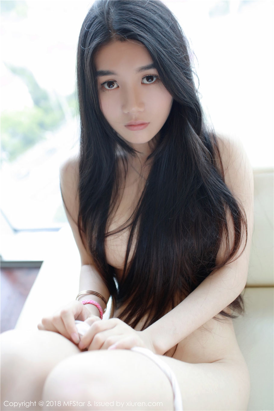 吊带美女王梓童Doirs养眼酥胸诱惑私房照