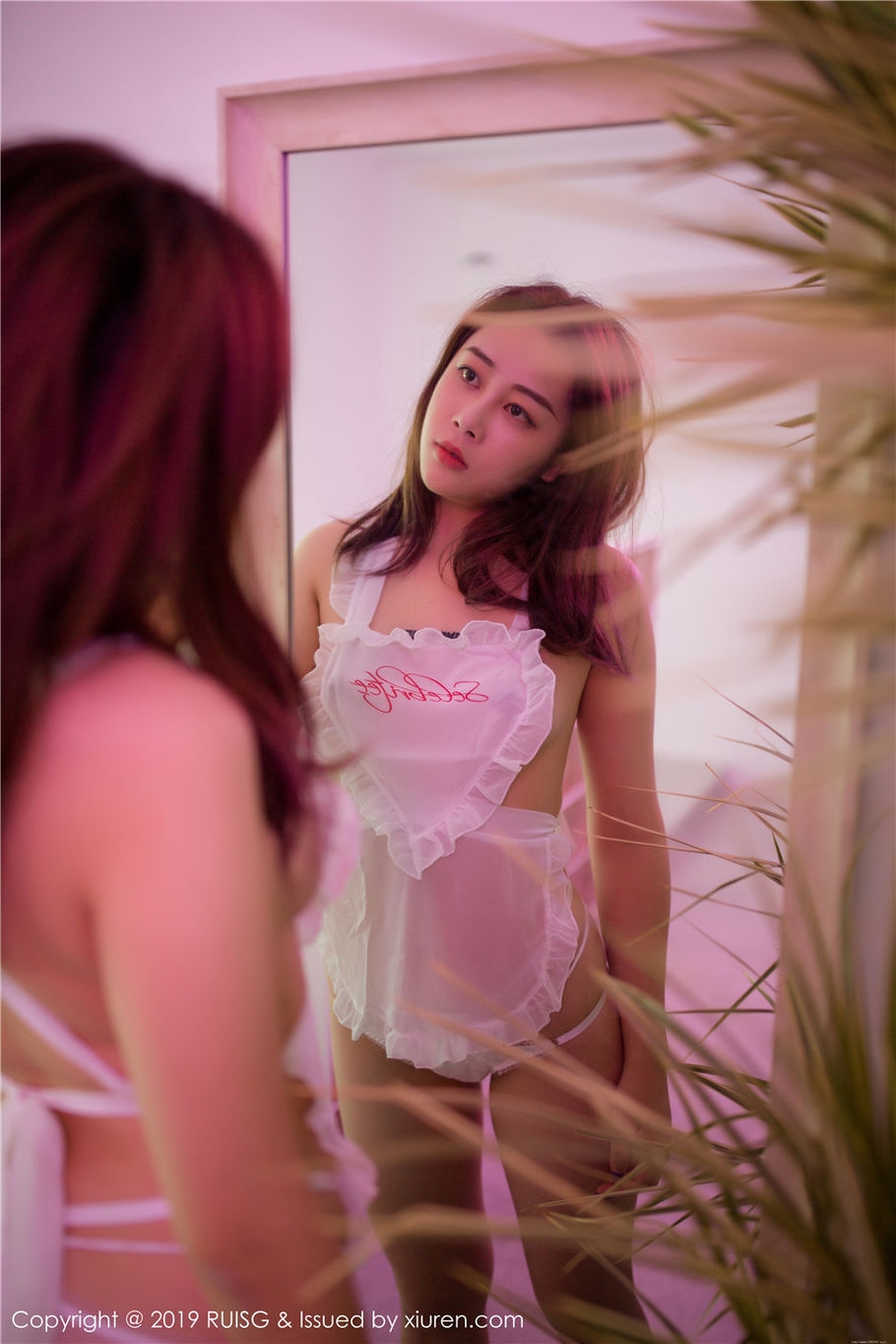 可爱美女Eileen爱琳蕾丝肚兜诱惑私拍图片