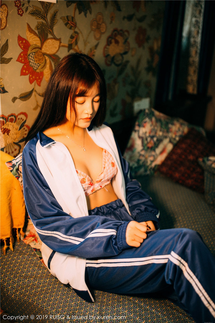 小清新美女圆圆Daphne学生装酥胸诱惑