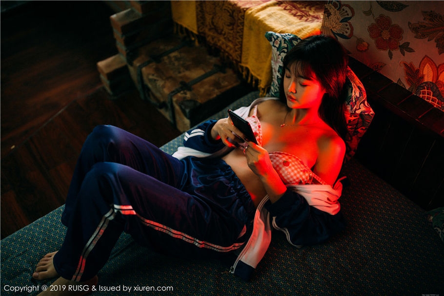 小清新美女圆圆Daphne学生装酥胸诱惑