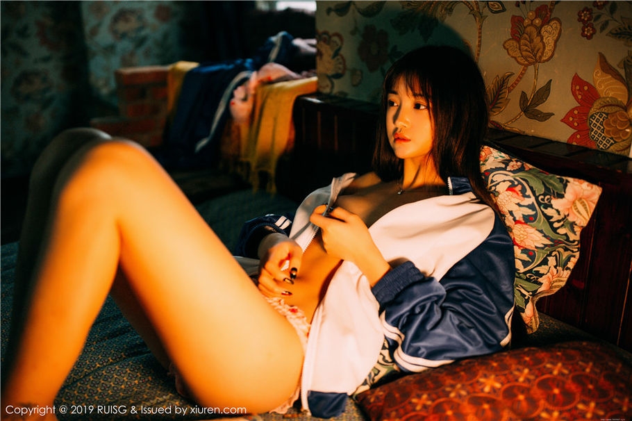 小清新美女圆圆Daphne学生装酥胸诱惑