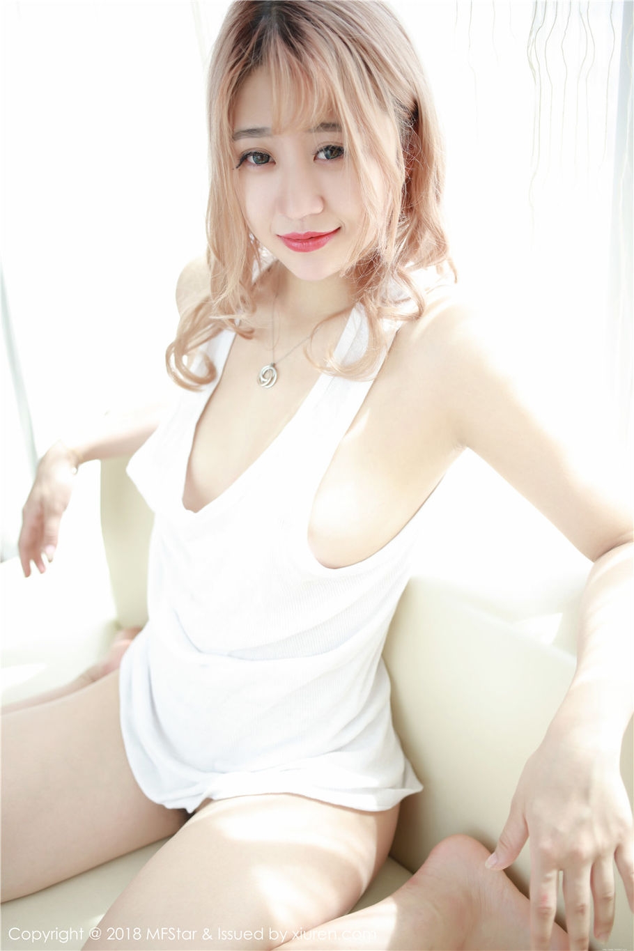 金发美女静静tobey透视装背心酥胸诱惑私房照