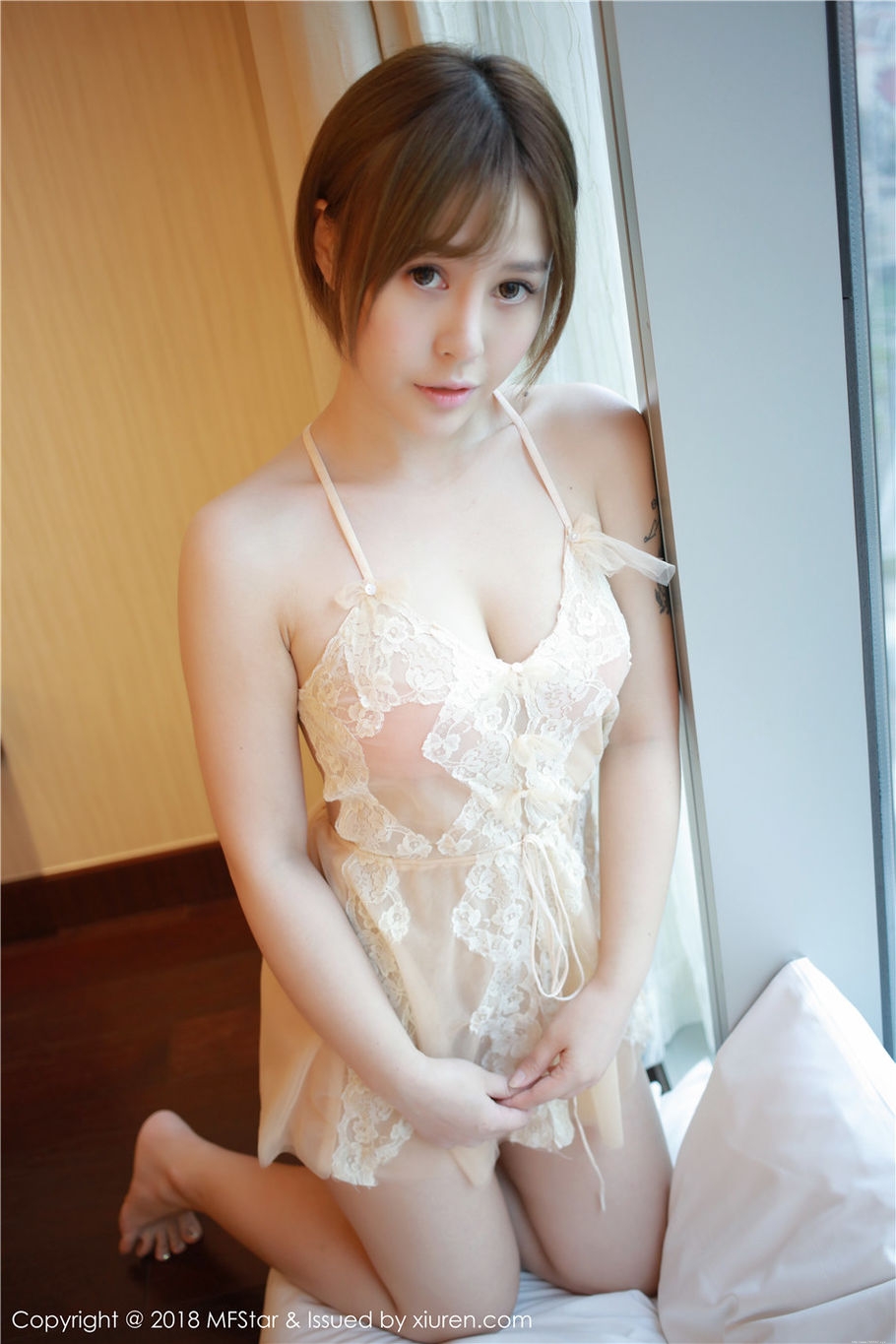 性感少妇Evelyn艾莉美胸翘臀大胆写真