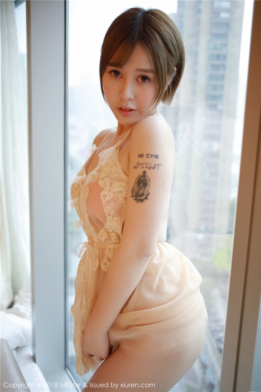 性感少妇Evelyn艾莉美胸翘臀大胆写真