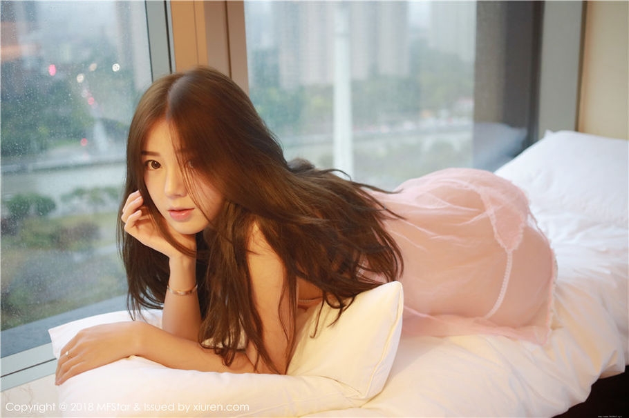 00后可爱美女卤蛋luna情趣睡衣床上诱惑写真