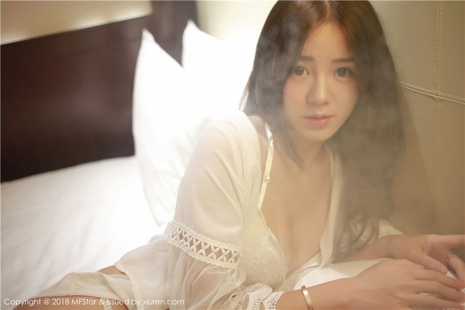 00后可爱美女卤蛋luna情趣睡衣床上诱惑写真