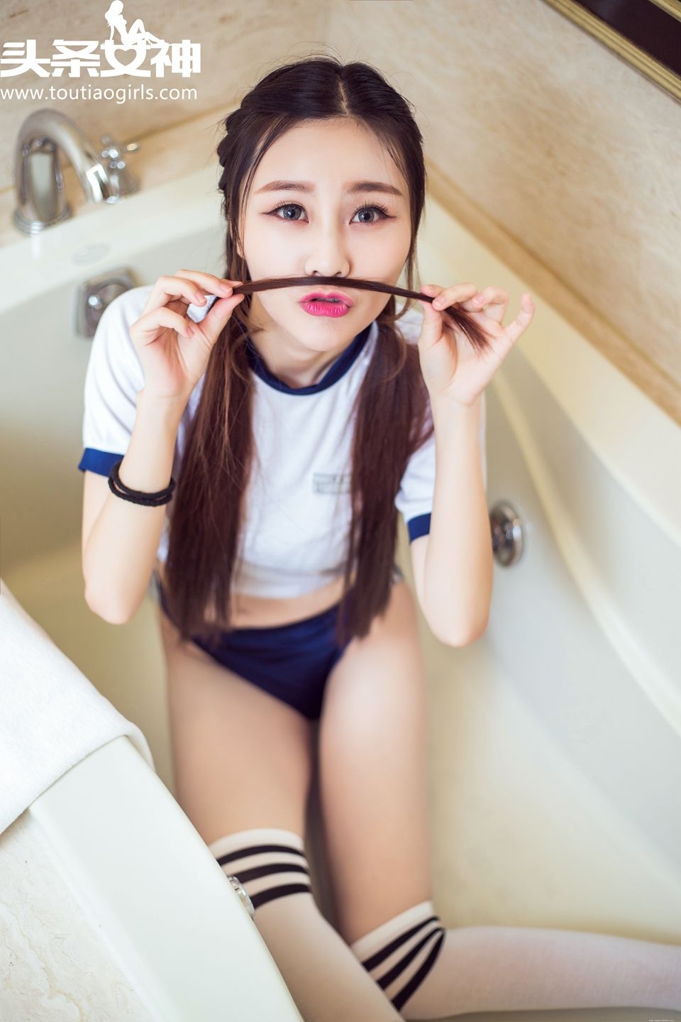 白嫩长腿学生妹小超人juno浴室性感尺度极大的图片写真