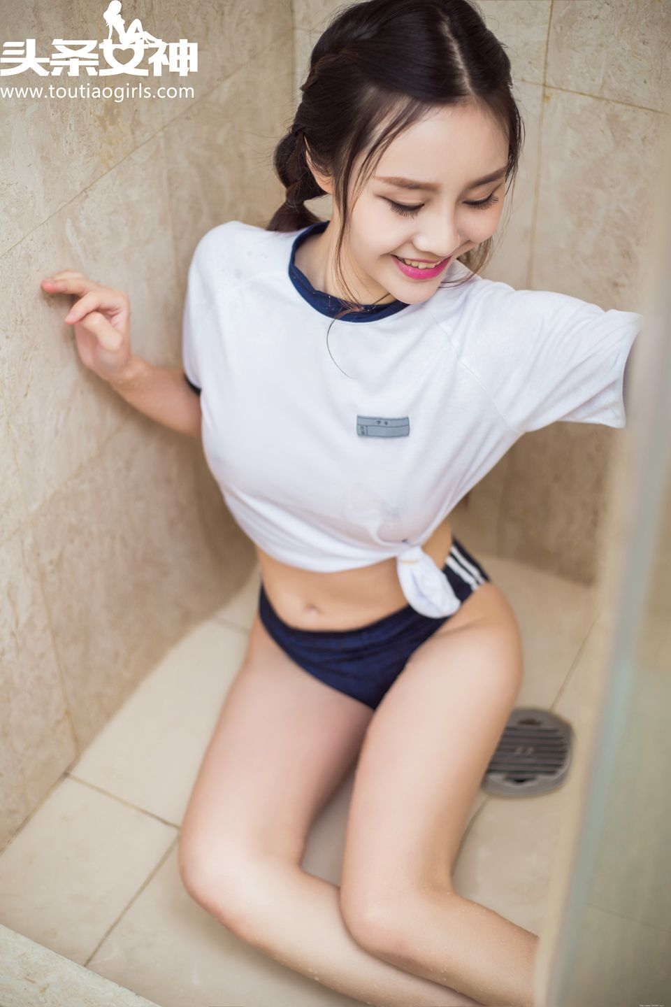 白嫩长腿学生妹小超人juno浴室性感尺度极大的图片写真