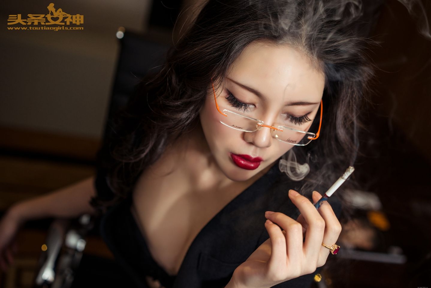 极度性感诱人的美女秘书米娅风骚诱惑图片写真