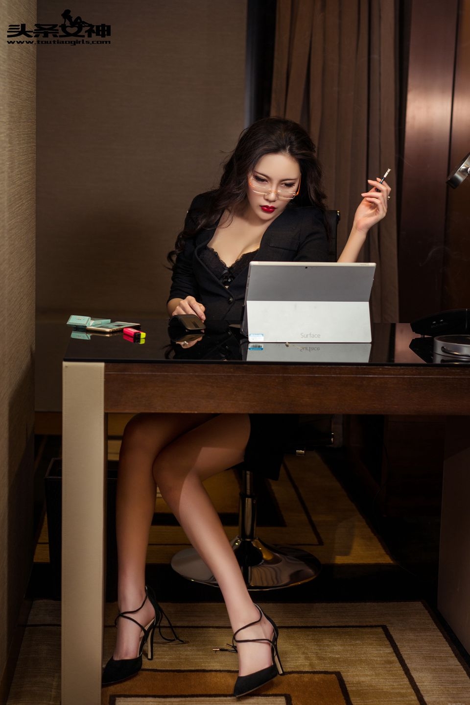 极度性感诱人的美女秘书米娅风骚诱惑图片写真