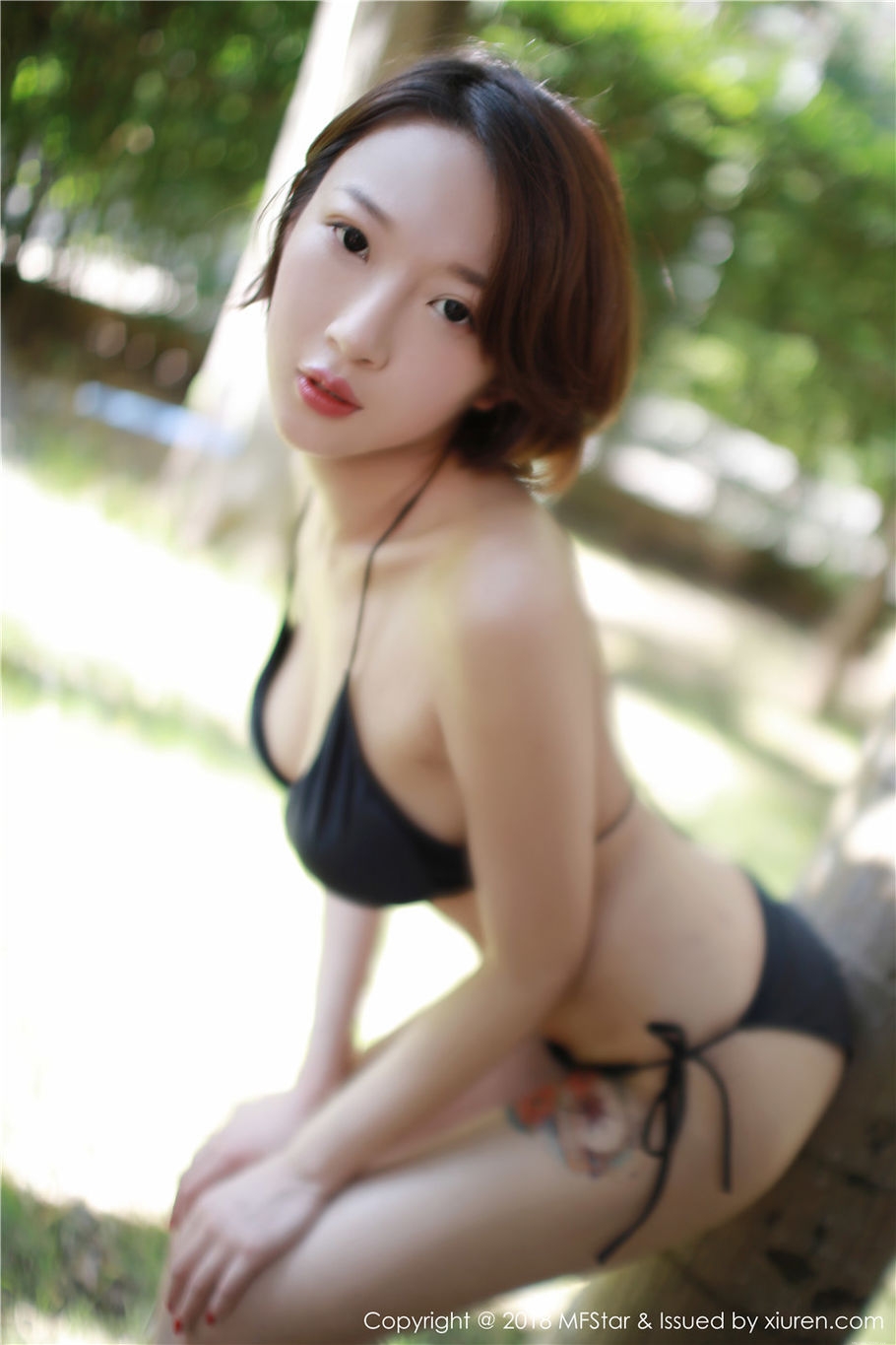 纹身美女栗子Riz性感比基尼酥胸诱惑写真集