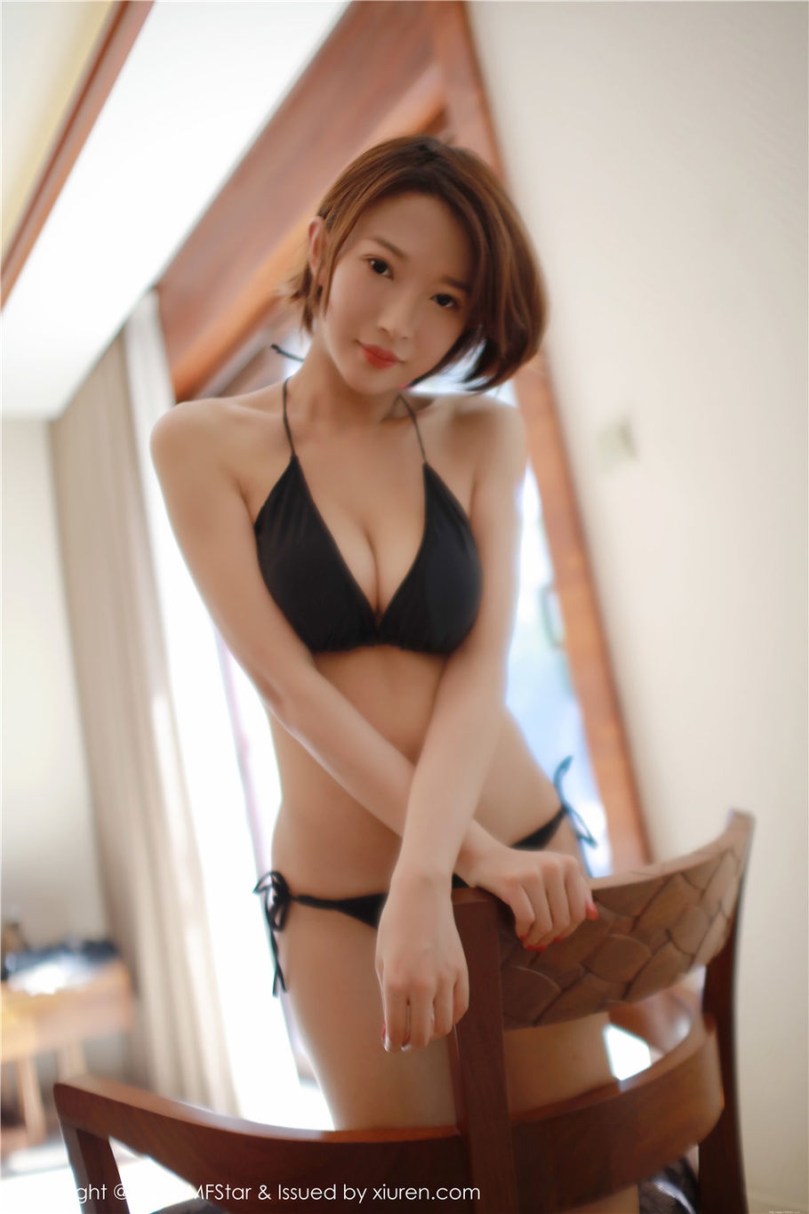 纹身美女栗子Riz性感比基尼酥胸诱惑写真集