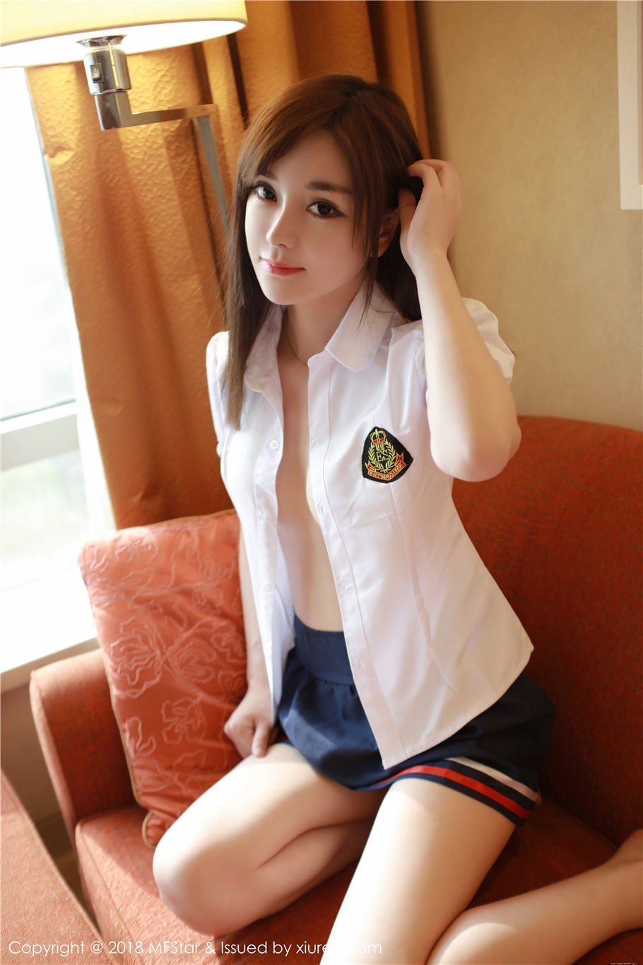 00后美女韩子萱mm学生制服诱惑私房写真