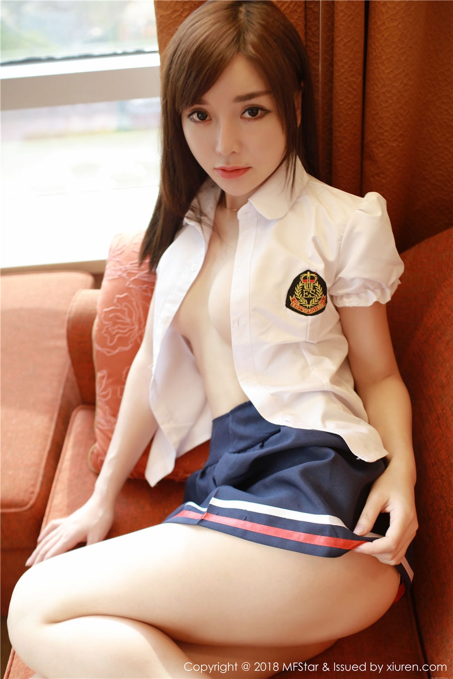 00后美女韩子萱mm学生制服诱惑私房写真