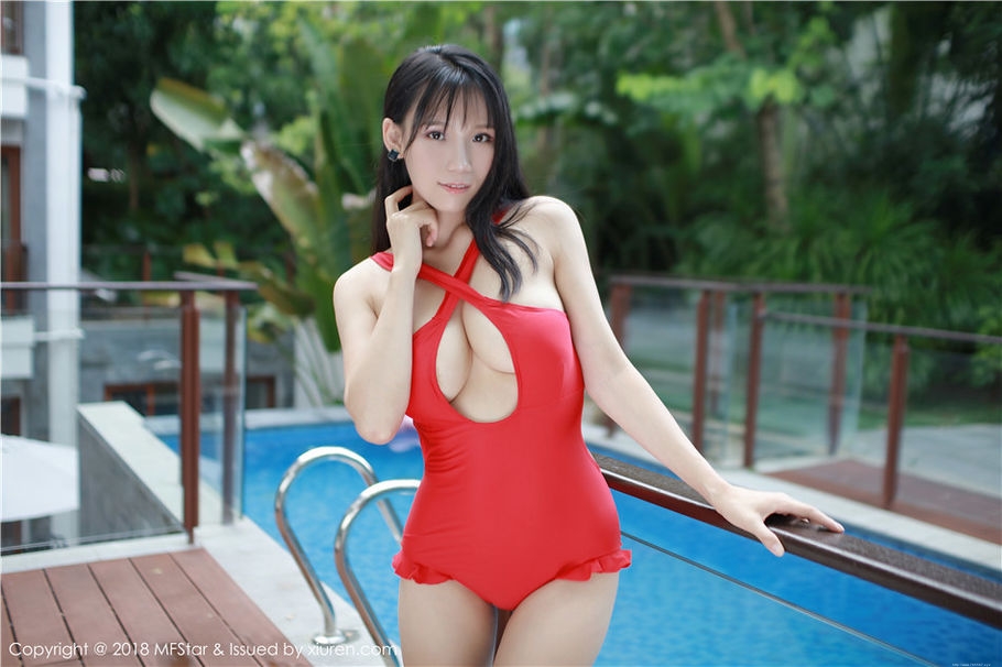 性感少妇李可可开胸泳装美乳泳池外拍图片