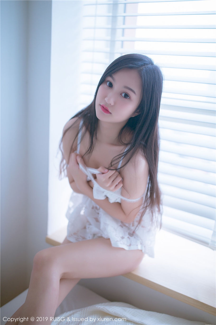 甜美女生深紫Julie诱惑内衣酥胸诱惑写真