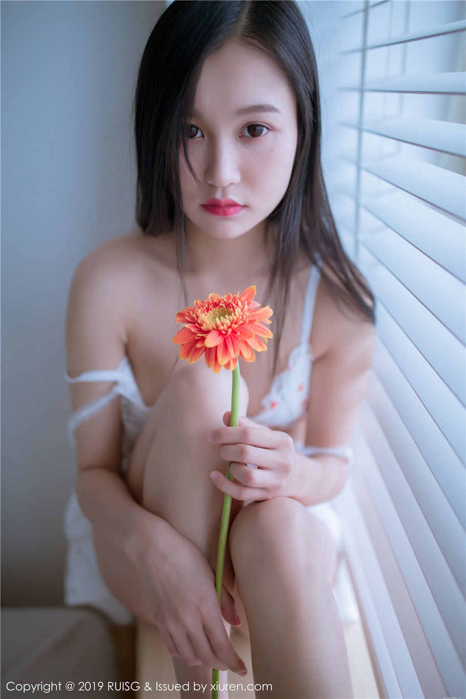 甜美女生深紫Julie诱惑内衣酥胸诱惑写真