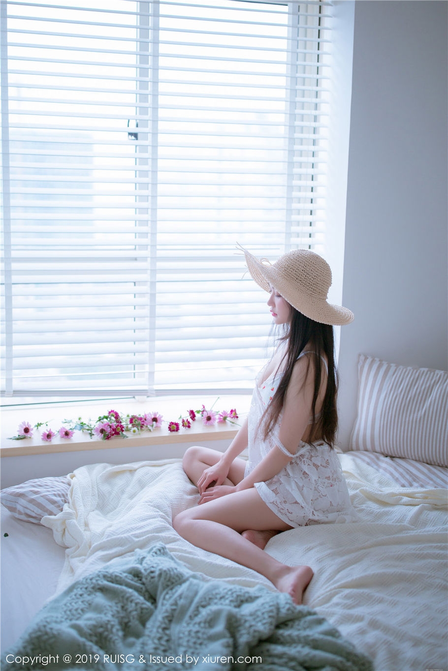 甜美女生深紫Julie诱惑内衣酥胸诱惑写真