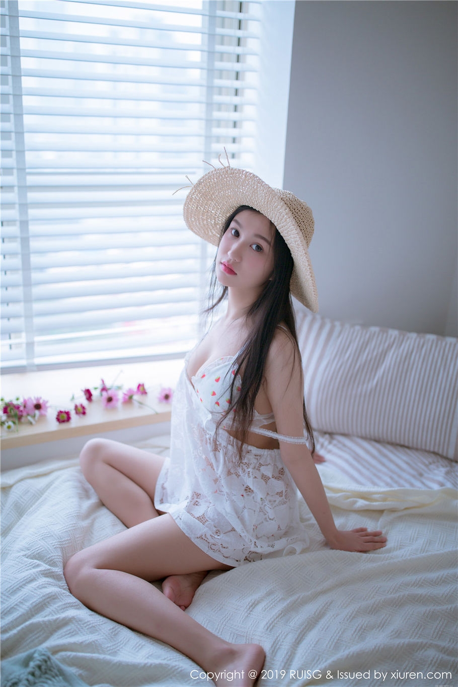 甜美女生深紫Julie诱惑内衣酥胸诱惑写真