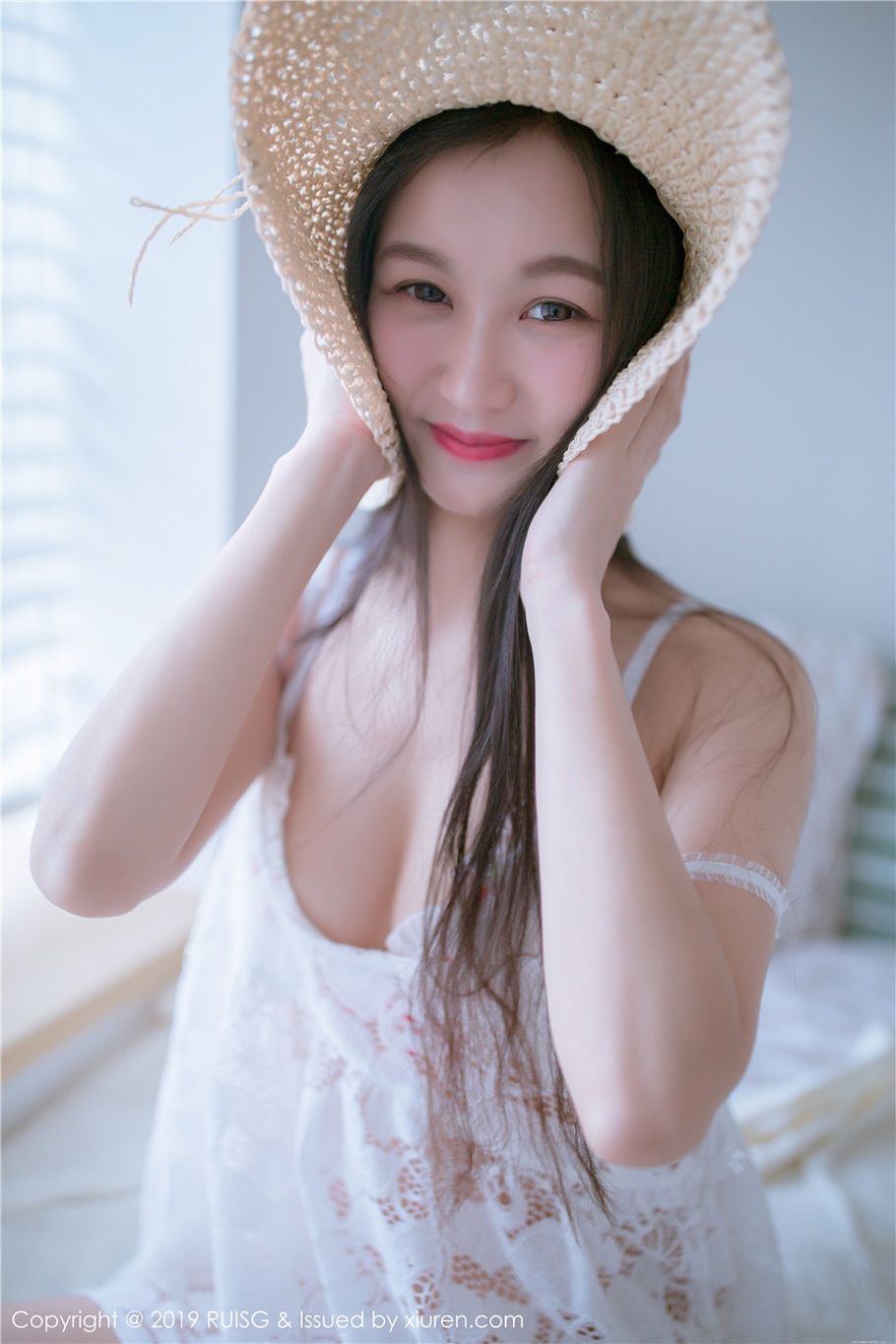 甜美女生深紫Julie诱惑内衣酥胸诱惑写真