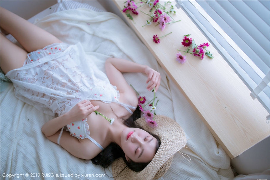 甜美女生深紫Julie诱惑内衣酥胸诱惑写真