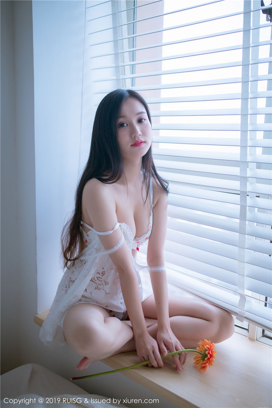 甜美女生深紫Julie诱惑内衣酥胸诱惑写真