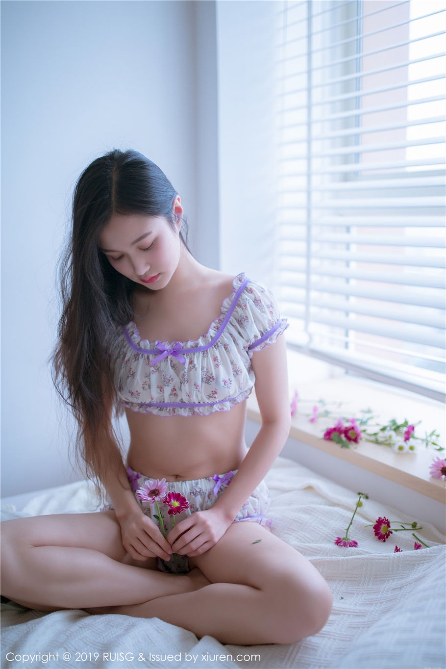 甜美女生深紫Julie诱惑内衣酥胸诱惑写真