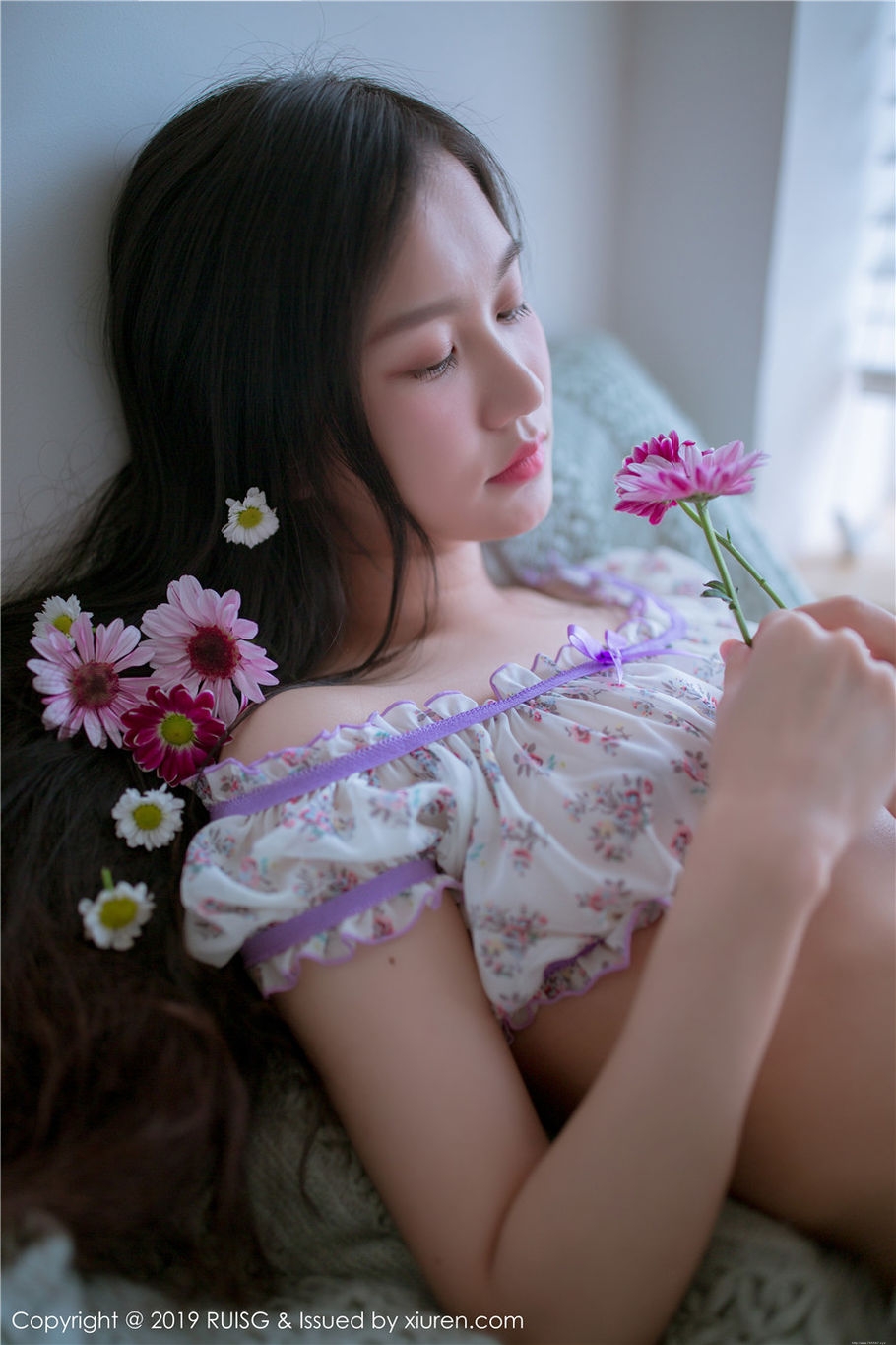 甜美女生深紫Julie诱惑内衣酥胸诱惑写真