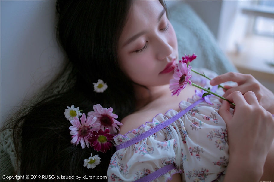 甜美女生深紫Julie诱惑内衣酥胸诱惑写真