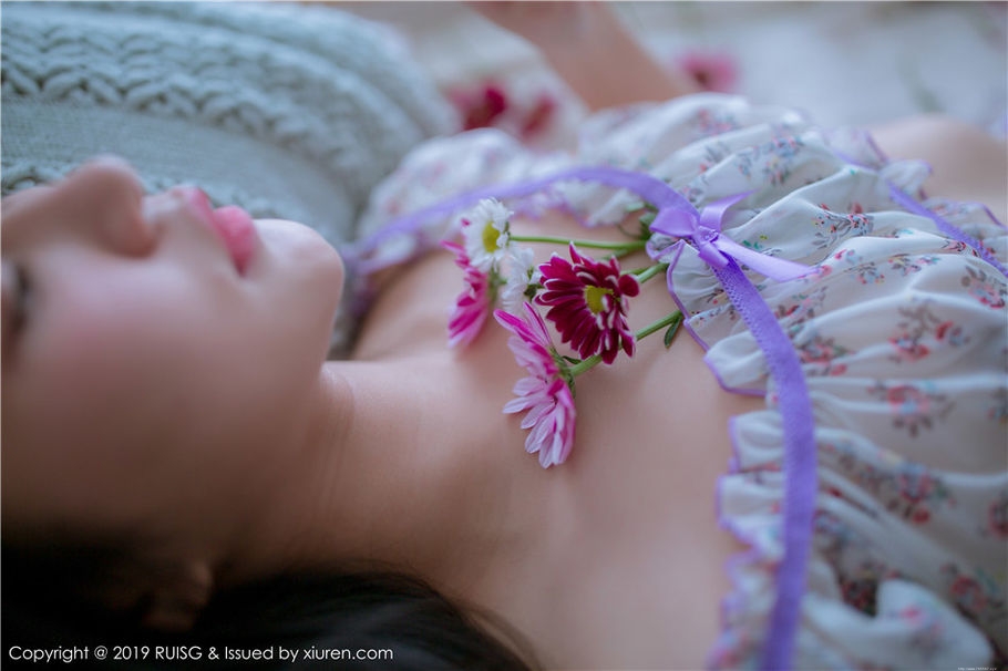 甜美女生深紫Julie诱惑内衣酥胸诱惑写真