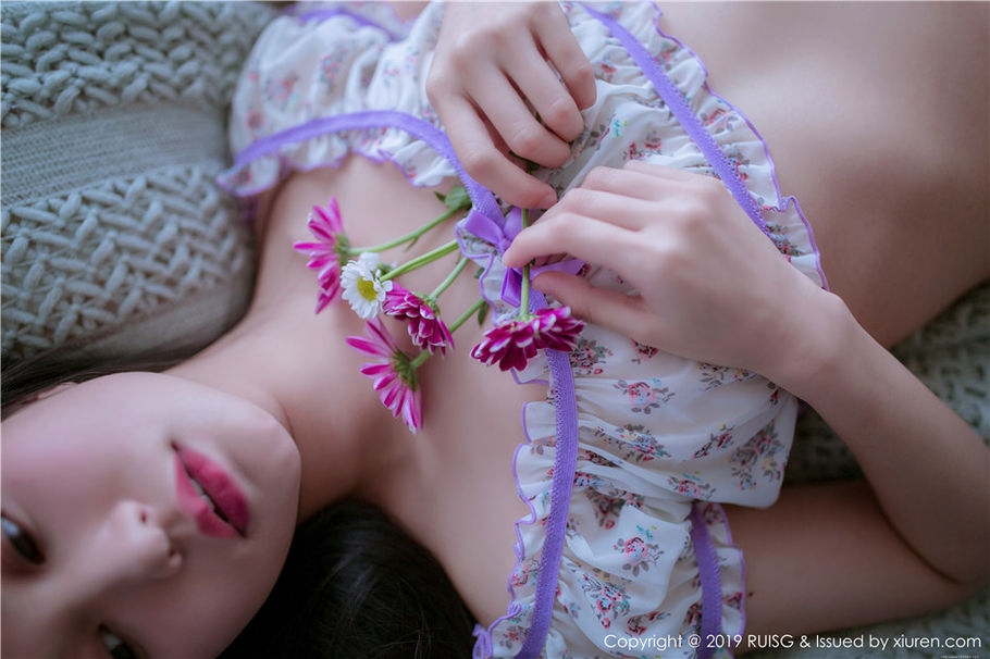 甜美女生深紫Julie诱惑内衣酥胸诱惑写真