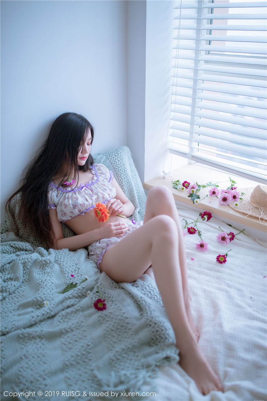 甜美女生深紫Julie诱惑内衣酥胸诱惑写真