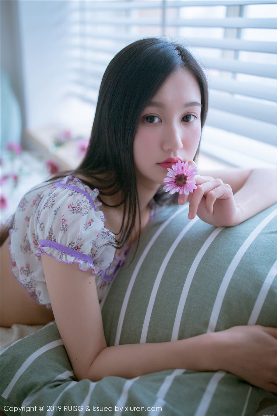 甜美女生深紫Julie诱惑内衣酥胸诱惑写真