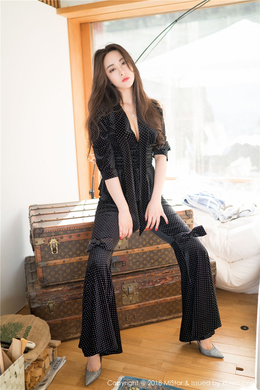 吊带美女穆菲菲丝袜美腿妖艳写真