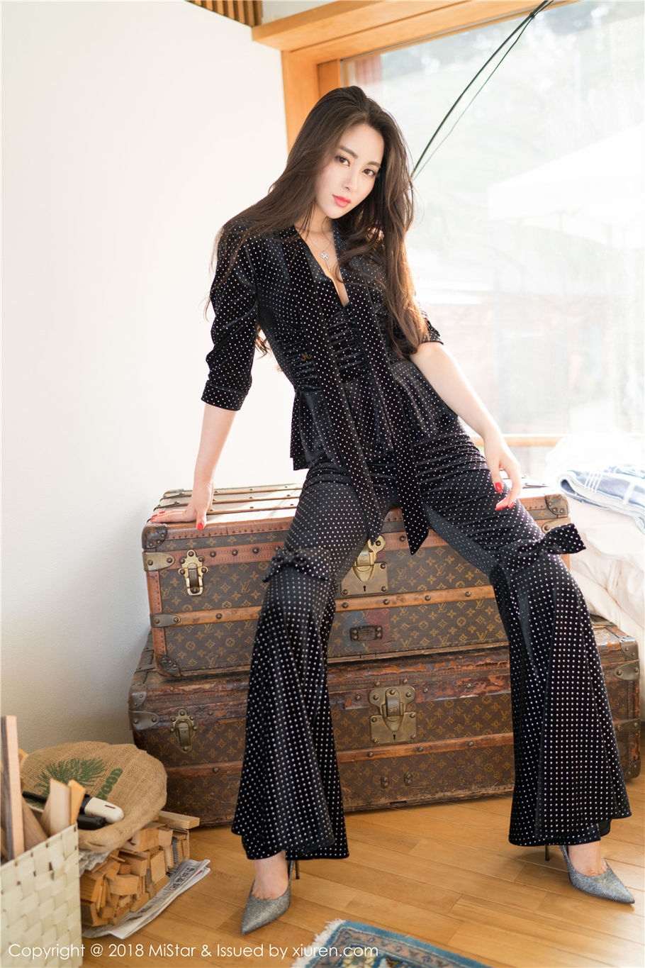 吊带美女穆菲菲丝袜美腿妖艳写真