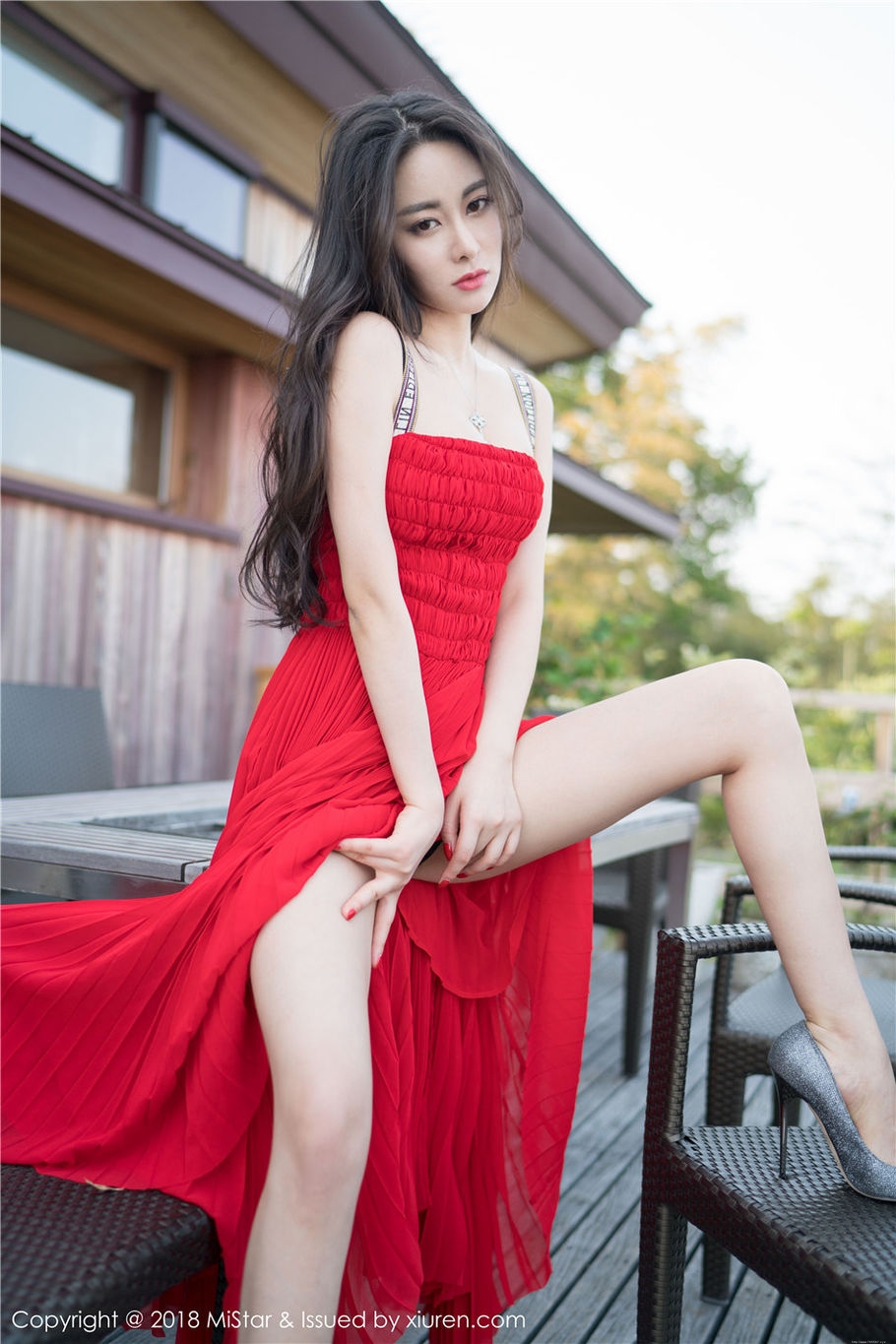 吊带美女穆菲菲丝袜美腿妖艳写真