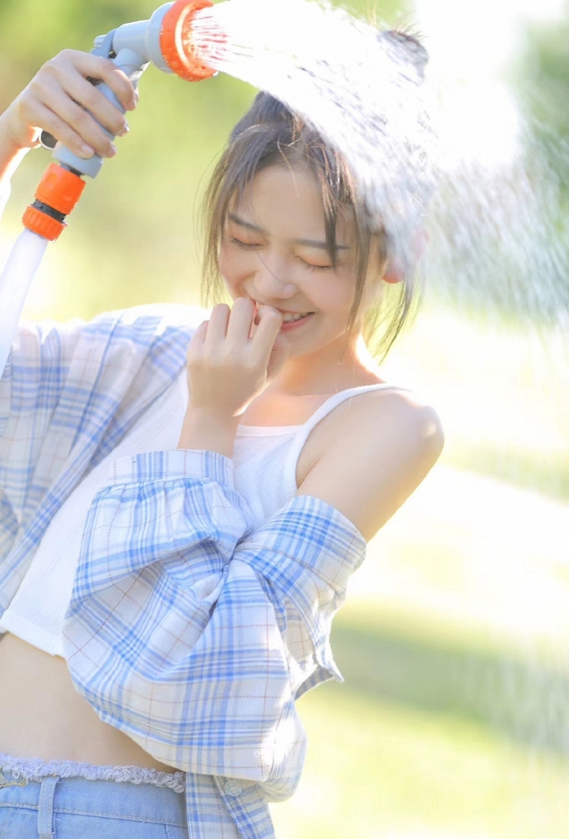阳光姐姐杏眼迷人漂亮女生照片