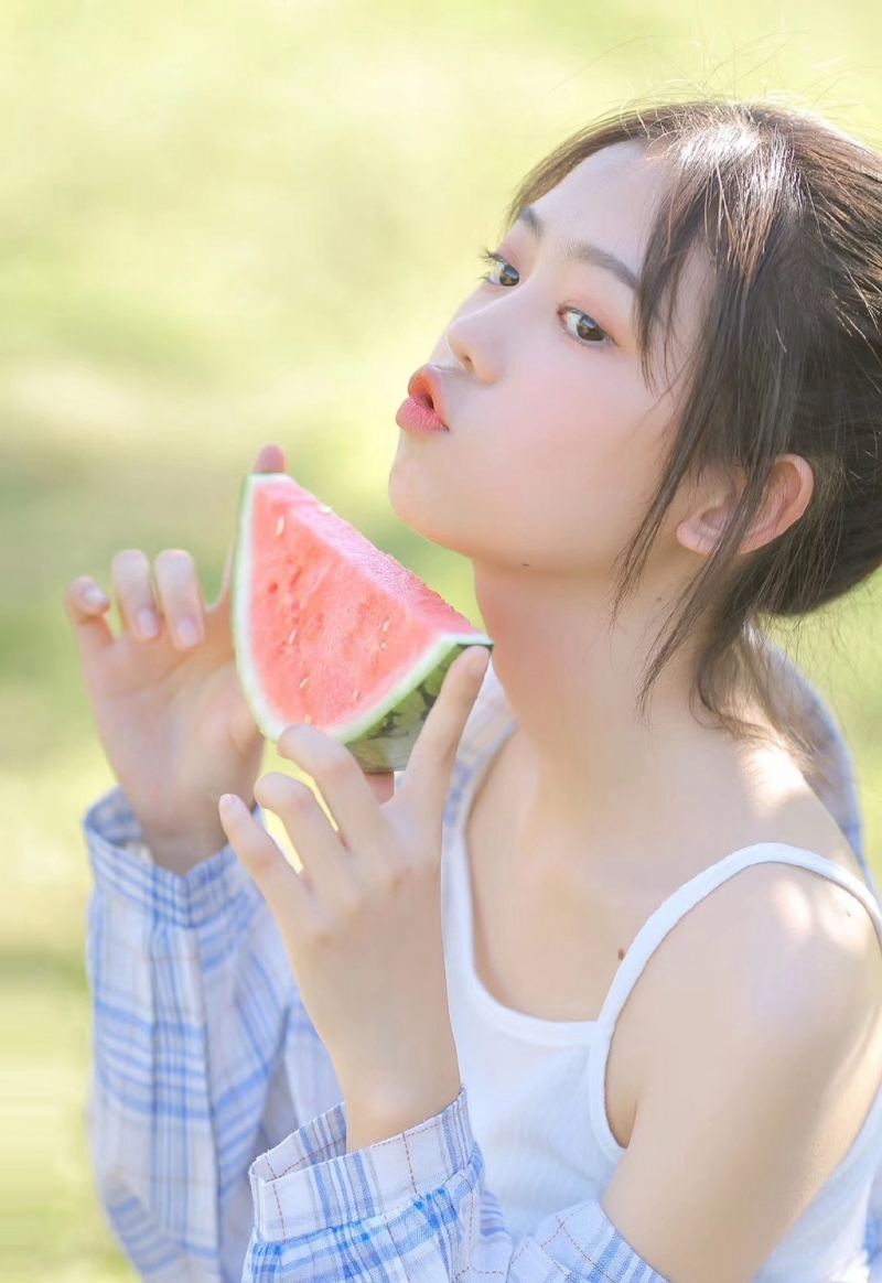 阳光姐姐杏眼迷人漂亮女生照片