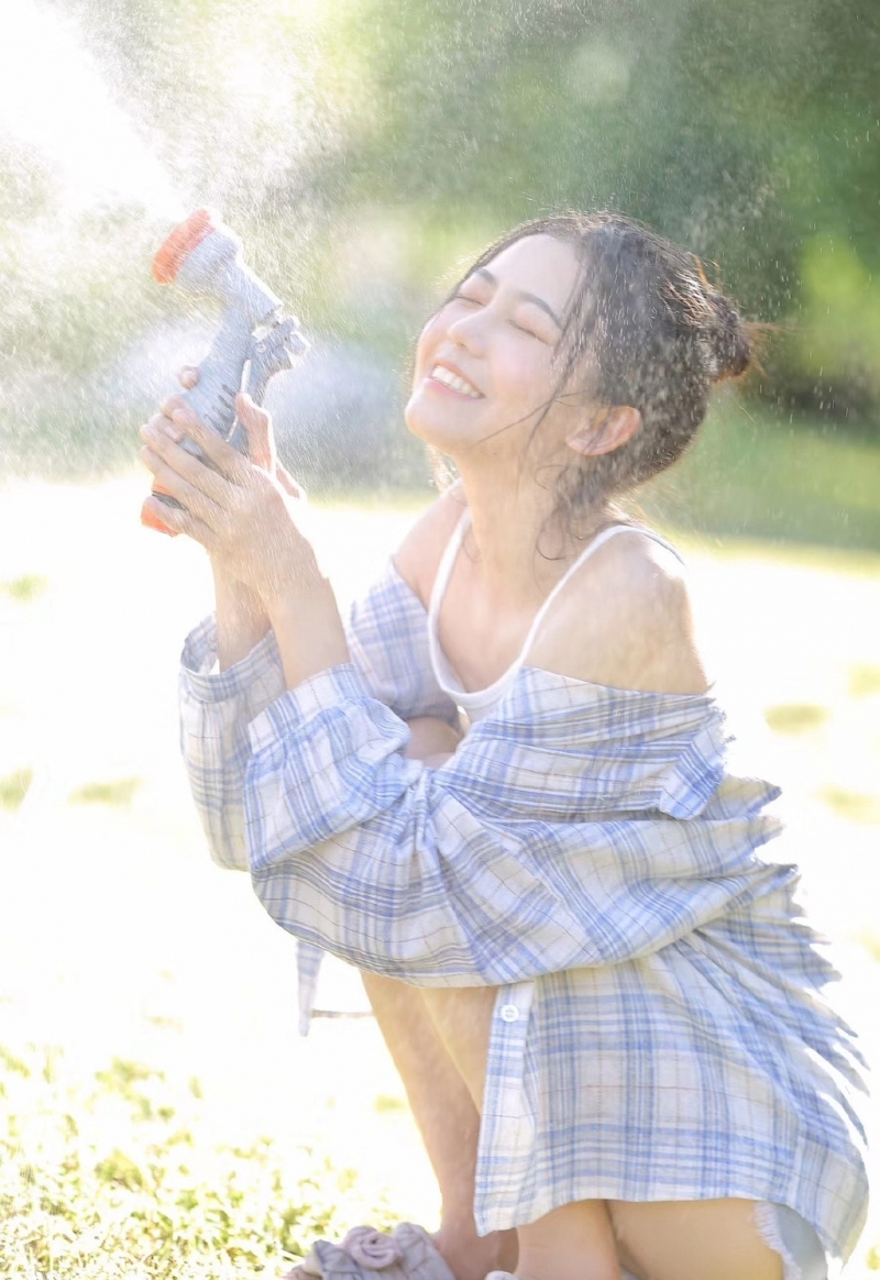 阳光姐姐杏眼迷人漂亮女生照片